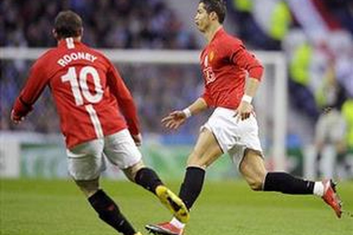 Cristiano Ronaldo (kanan) merayakan golnya ke gawang FC Porto sekaligus membuat Manchester United unggul 1-0 pada leg kedua perempat final Liga Champions, Kamis (16/4) dini hari.