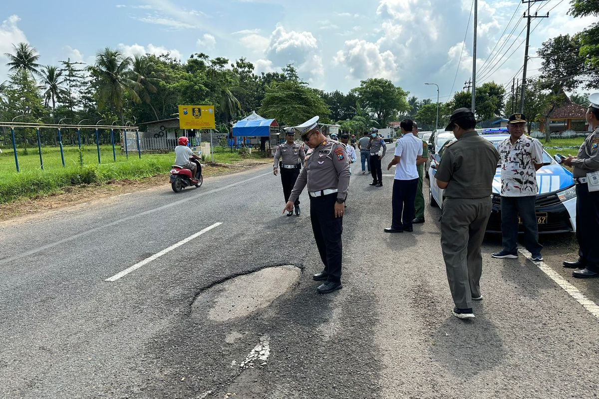 Polisi mulai menandai sejumlah titik black spot atau rawan kecelakaan lalu lintas saat masa arus mudik Lebaran 2023, Senin (10/4/2023). 