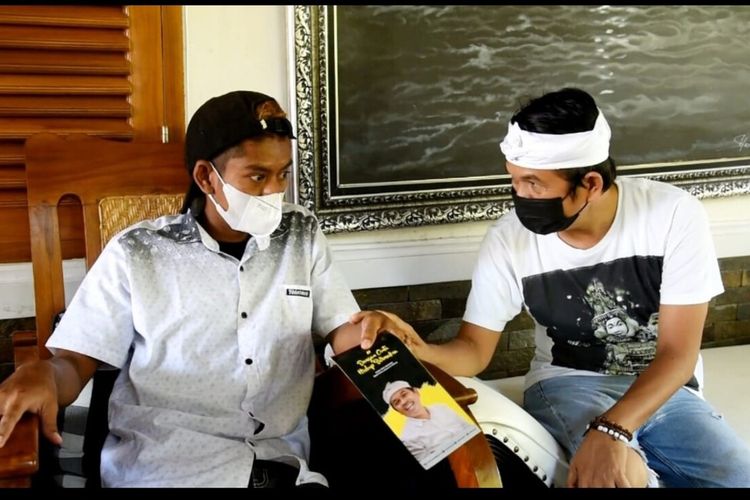 Dedi Mulyadi bersama Sudrajat, kuli bangunan yang dipecat dari tempat kerjanya lantaran kedapatan tidak memakai masker saat bekerja membangun rumah di salah satu perumahan di daerah Puri Kembangan, Jakarta Barat.