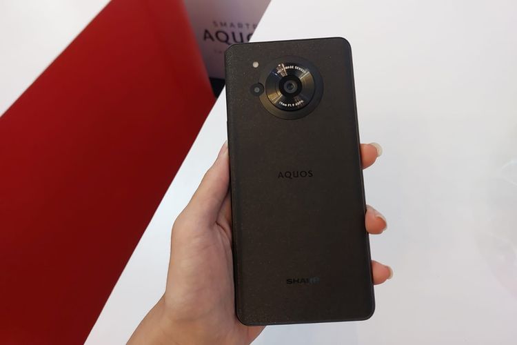 Tanpilan punggung martphone Android Aquos Sharp R7s.