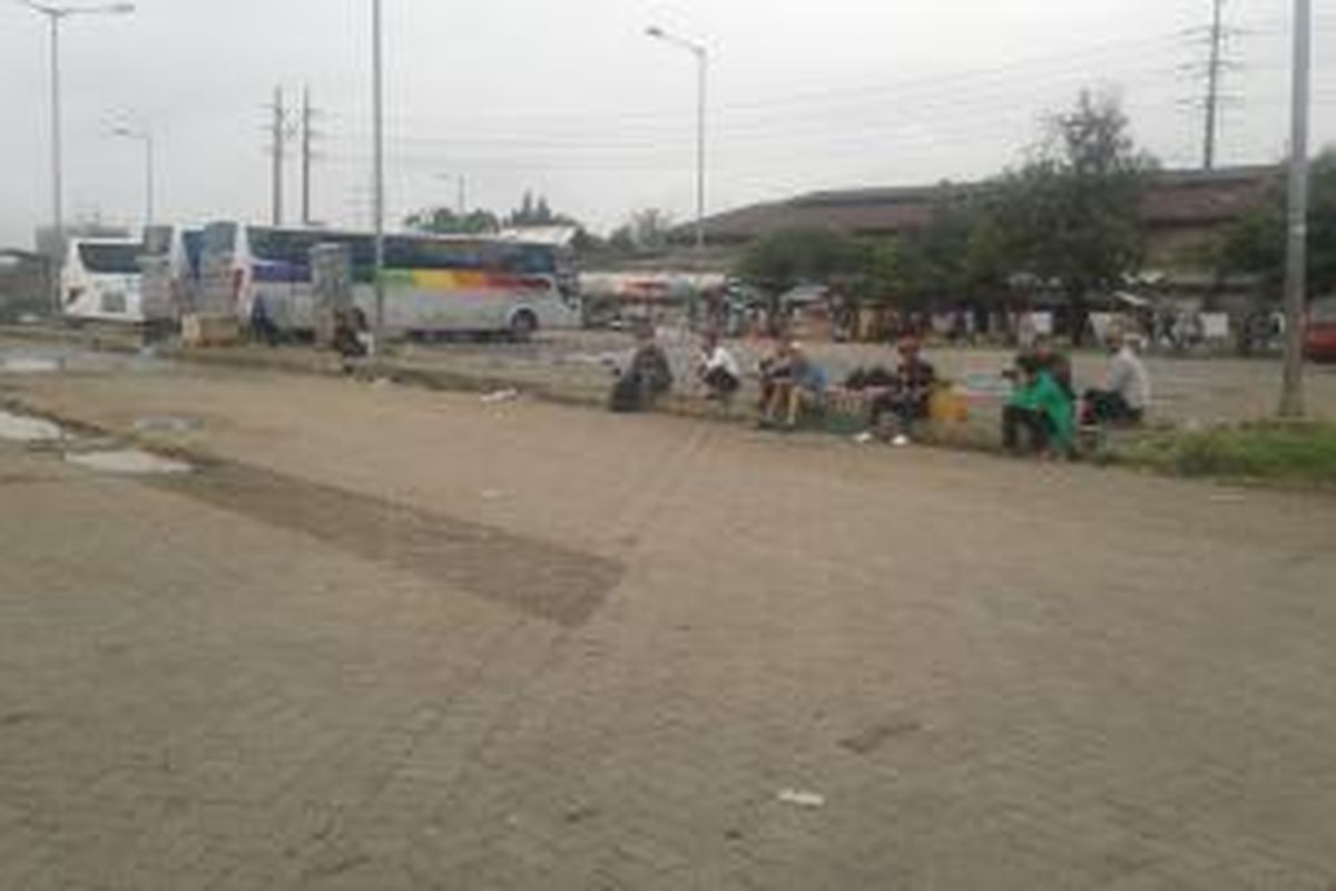 Para calon penumpang bus antarkota menunggu di Terminal Rawa Buaya, Cengkareng, Jakarta Barat, Kamis (26/6/2014).