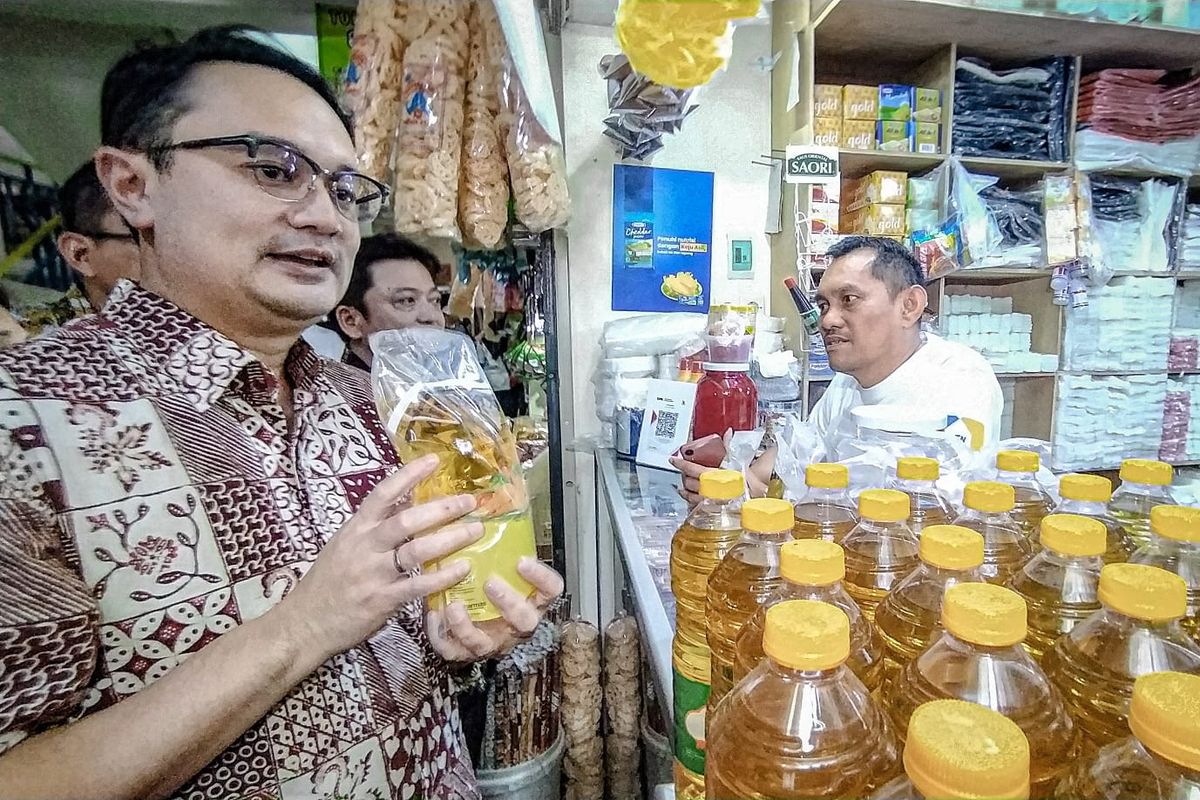 Wakil Menteri Perdagangan Jerry Sambuaga saat inspeksi dadakan di Pasar Tagog Padalarang Kabupaten Bandung Barat (KBB), Selasa (7/3/2023).