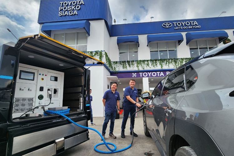 Charging mobil listrik, salah satu fasilitas di Auto2000 Posko Siaga KM 57 Cikampek.