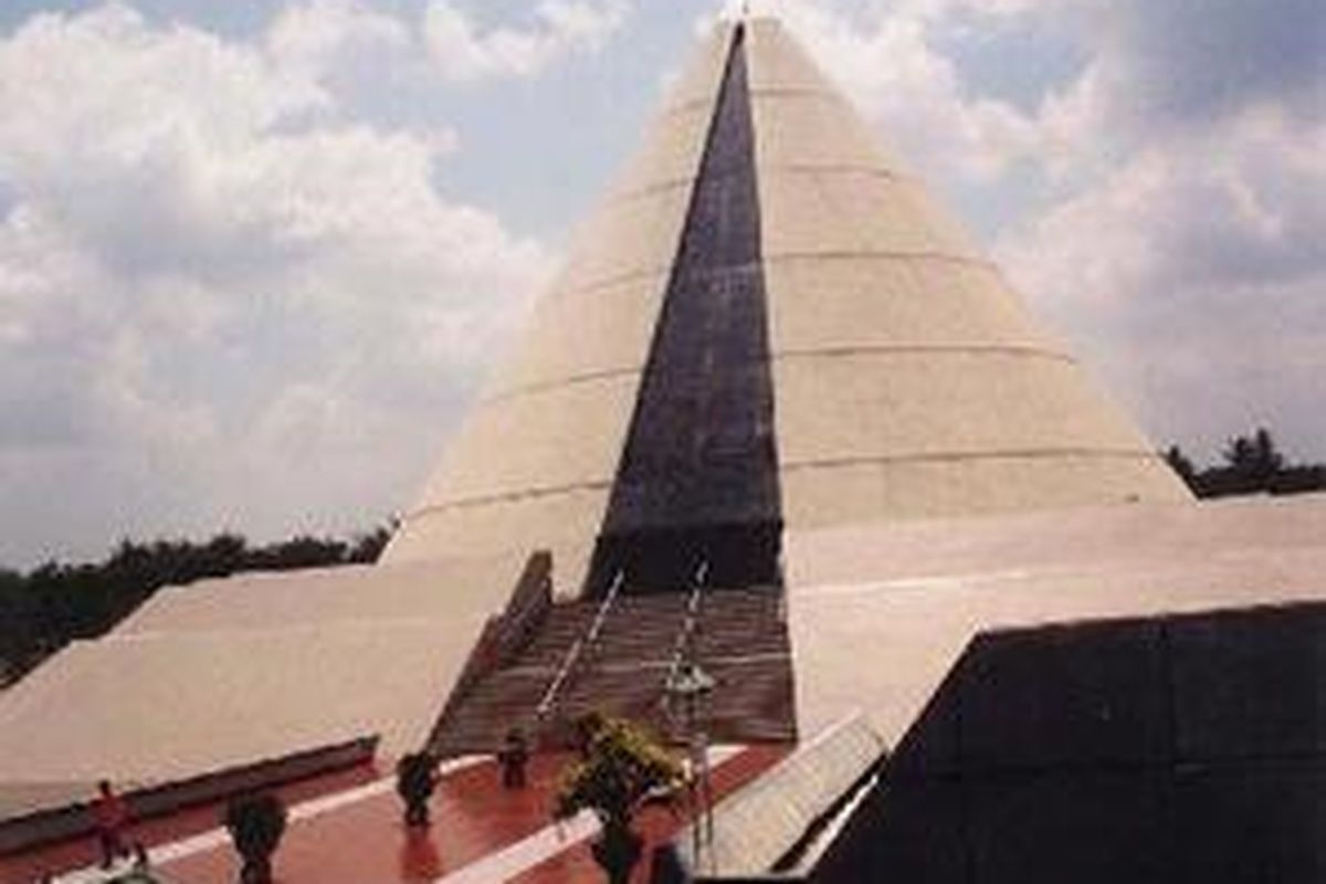 Monumen Jogja Kembali lazim disingkat Monjali. 