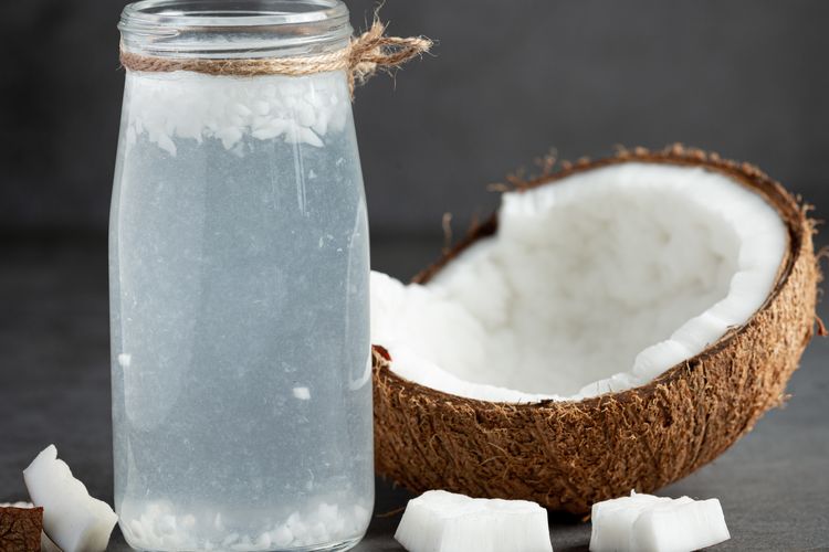 Air Kelapa Vs Santan, Mana yang Lebih Sehat untuk Tubuh?