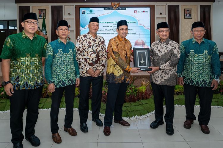 Penandatanganan nota kesepahaman (MoU) kerja sama antara Direktur Ritel dan Syariah Bank DKI Henky Oktavianus dan Ketua PW Muhammadiyah DKI Jakarta Akhmad H Abubakar di Jakarta, Sabtu (6/7/2024). 
