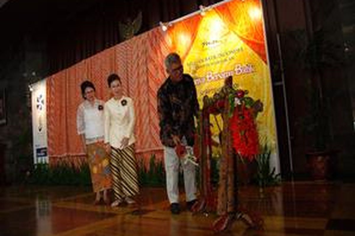 Direktur Jenderal Industri Kecil dan Menengah Fauzi Asis secara simbolis membuka pameran Batik yang mengambil tema Indahnya Bersama Batik dibuka untuk umum di Plaza Pameran Industri, Jakarta Pusat, Senin (8/9).