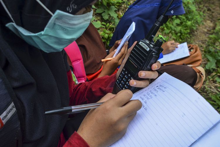 Foto dirilis Minggu (18/4/2021), memperlihatkan siswa sekolah Madrasah Ibtidaiyah Pasawahan menggunakan radio Handy Talky (HT) saat pembelajaran jarak jauh di kawasan hutan, Dusun Ciakar, Desa Pasawahan, Kecamatan Banjaranyar Kabupaten Ciamis, Jawa Barat.