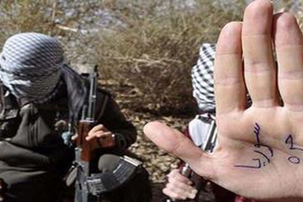 Bebaskan Suriah. Sejumlah pria bersenjata Irak di perbatasan Suriah memperlihatkan dukungan bagi para pemberontak Suriah.