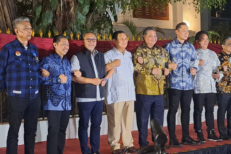 Bakal calon presiden Koalisi Indonesia Maju (KIM) Prabowo Subianto berfoto bersama para ketua umum partai politik anggota KIM seusai pertemuan di kediaman Prabowo, Jalan Kertanegara, Jakarta, Jumat (13/10/2023).