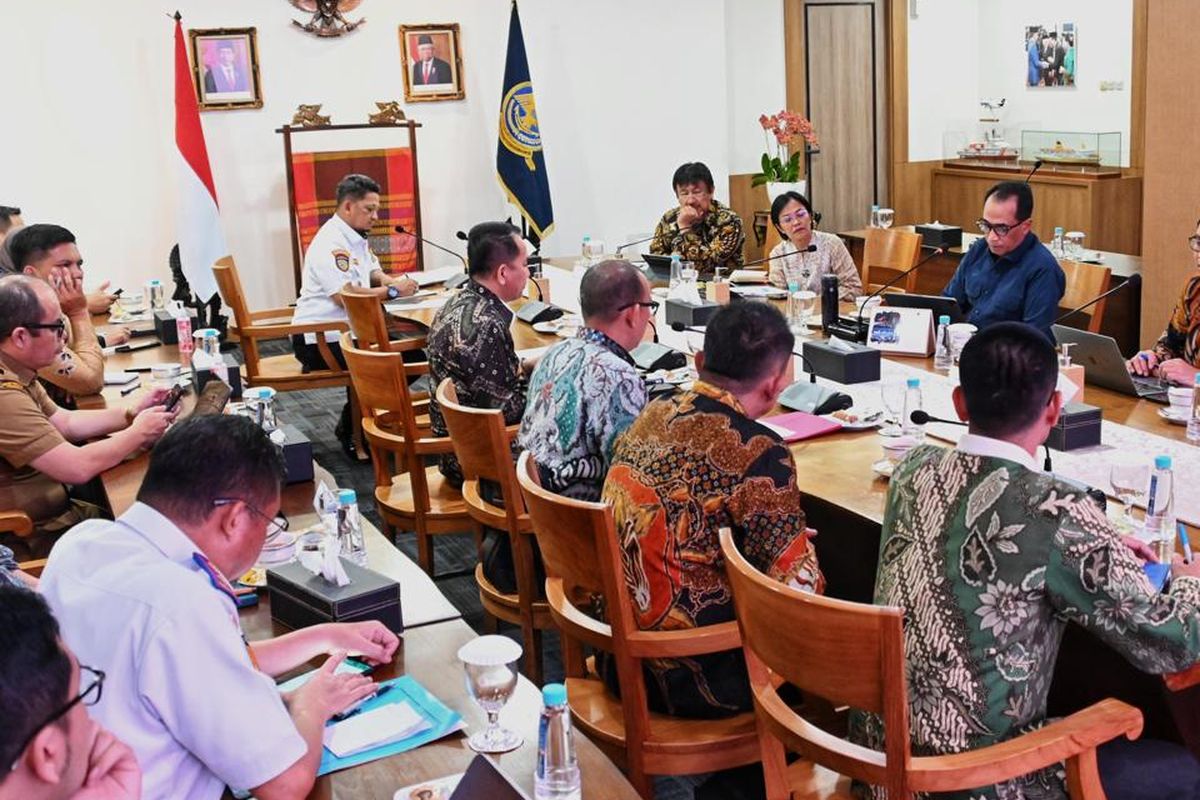 Pj Gubernur Sumatera Selatan, Agus Fatoni bersama dengan Menteri Perhubungan Budi Karya Sumadi membahas reaktivasi Bandara Gatot Subroto Way Kanan di Kantor Kementerian Perhubungan Republik Indonesia (Kemenhub RI), Jakarta, Selasa (5/3/2024)