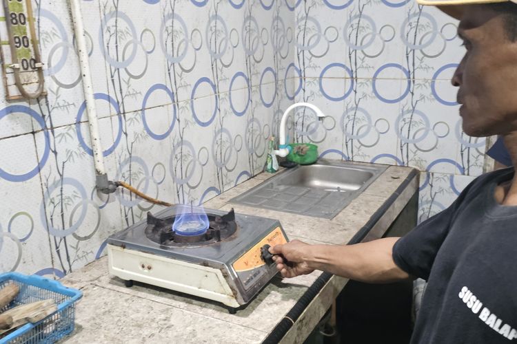 Api biru dari kompor biogas di Desa Mundu, Kecamatan Tulung, Klaten