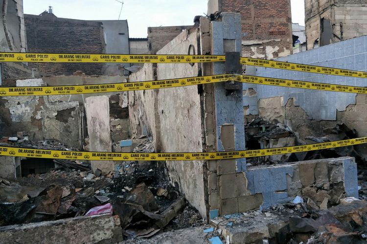 Rumah yang diduga menjadi titik awal api yang membuat permukiman warga di Jalan Keutamaan Dalam, Kelurahan Krukut, Tamansari, Jakarta Barat, dipasangi garis polisi, Sabtu (27/1/2018).
