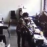 Terekam CCTV, Maling Beraksi di Kantor Pemkab Sumenep, Gasak 4 Laptop