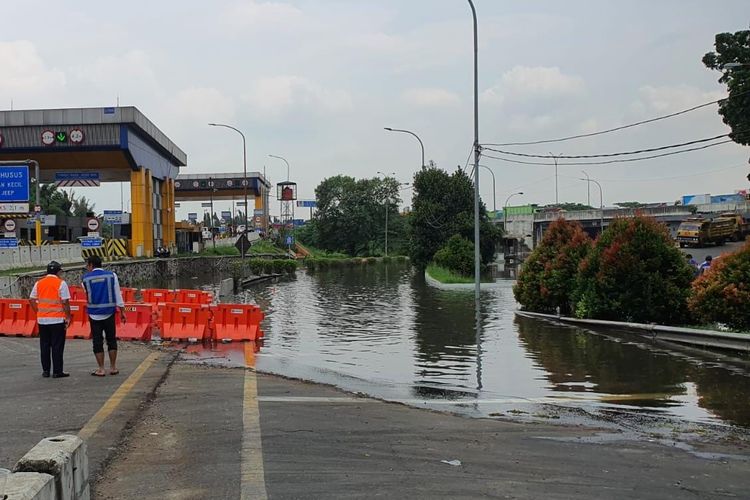 genangan di Exit Bitung Tol Jakarta-Tangerang.