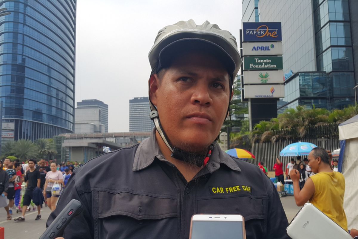 Ketua Koalisi Pejalan Kaki Alfred Sitorus, di area car free day, Minggu (24/9/2017).