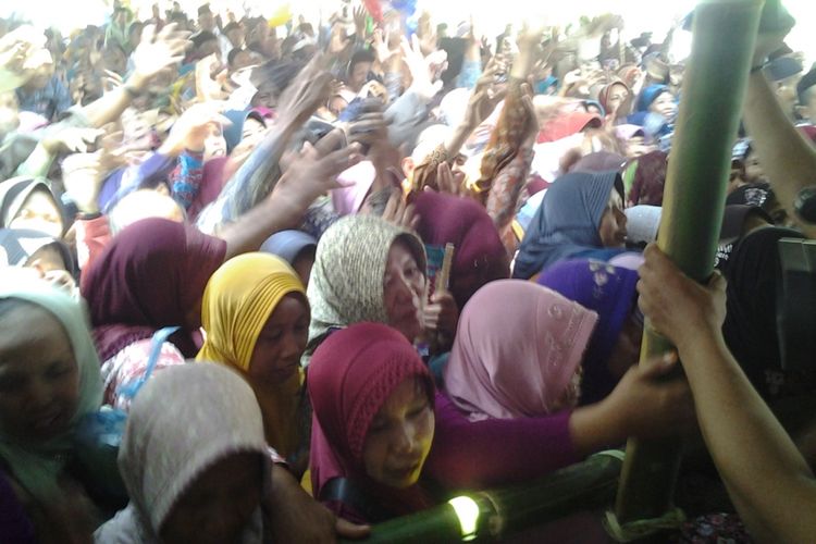 Ribuan masyarakat Kendal, saat berebut nasi bungkus di haul Pangeran Abinowo, Kamis (21/9/2017).