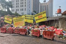 Sampah Menggunung di TPS Kemiri Muka, Pedagang: 15 Gerobak dari Luar Pasar Buang Sampah ke Sini