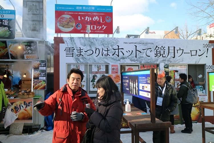 Turis di area penyelenggaraan Sapporo Snow Festival ke-70 di Odori Park, Kota Sapporo, Prefektur Hokkaido, Jepang, Senin (11/2/2019). Sapporo Snow Festival merupakan acara musim dingin tahunan yang digelar di Kota Sapporo.