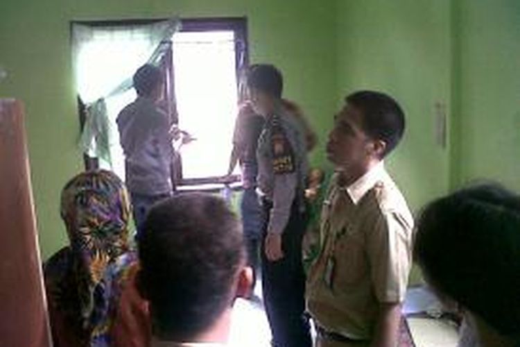 Sejumlah polisi di Kabupaten Gowa, Sulawesi Selatan tengah menggelar olah tempat kejadian perkara (TKP) di Kantor Urusan Agama (KUA) setempat yang dibobol maling. Kamis, (05/02/2015).