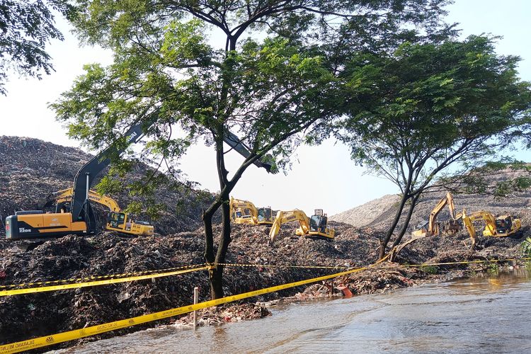 Satu TPST Longsor, Satu Kota Kewalahan: Celah Rentan Pengelolaan Sampah Jakarta