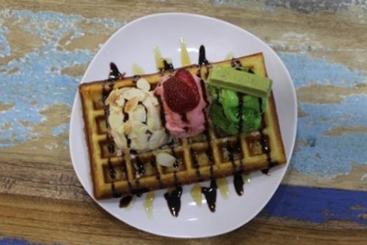 Waffle dengan gelato di atasnya. 