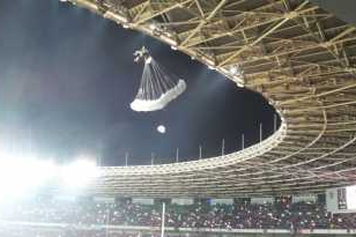 Seorang penerjun payung tersangkut di atap Stadion Gelora Bung Karno saat acara pembukaan laga final Piala Sudirman, Minggu (24/1/2016) malam.