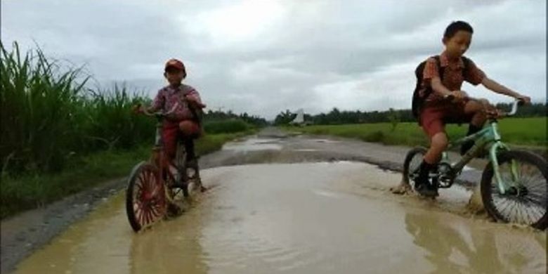 Siswa di Mamuju Tengah harus melintasi jalan perbatasan kabupaten yang rusak berat. Jalan ini membahayakan saat musim hujan. Sejak lima tahun lalu pemerintah kabupaten Mamuju Tengah belum memberikan bantuan untuk memperbaiki jalan ini. 