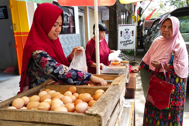 Aktivitas jual beli telur ayam di Pasar Seruji Lumajang, Rabu (24/8/2022)
