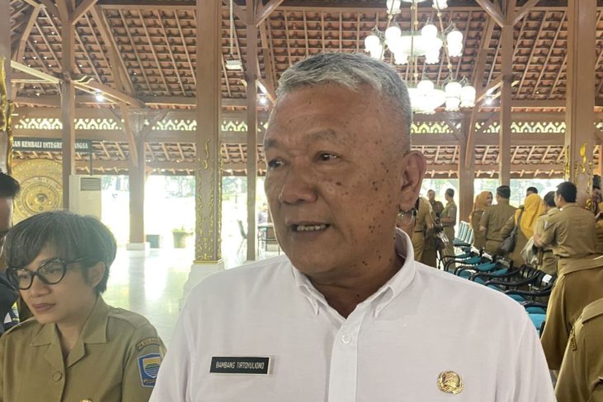 Penjabat (Pj) Wali Kota Bandung Bambang Tirtoyuliono saat memberikan keterangan di Pendopo Kota Bandung, Jawa Barat, Selasa (9/1/2024).  