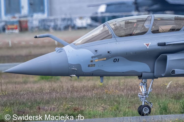 Pesawat tempur Dassault Rafale TNI-AU registrasi T-0301 mengusung marking Skadron udara 12.

