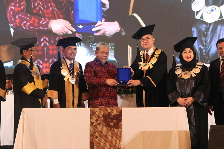 Acara wisuda program diploma, sarjana, dan pascasarjana Universitas Esa Unggul diselenggarakan di Hotel Pullman Central Park, Jakarta Barat, Selasa (10/12/2019).
