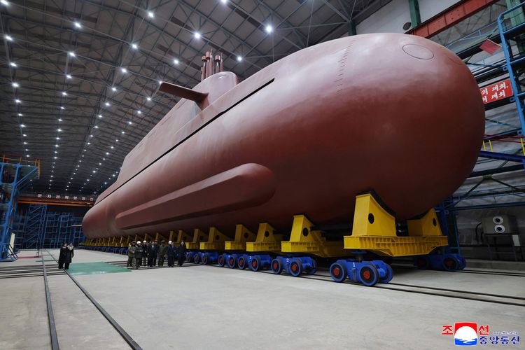 Foto tanpa tanggal yang dirilis oleh KCNA pada Kamis (25/12/2025) ini menunjukkan pemimpin Korea Utara Kim Jong Un mengunjungi lokasi pembuatan kapal selam rudal strategis bertenaga nuklir berbobot 8.700 ton di lokasi yang dirahasiakan di Korea Utara.
