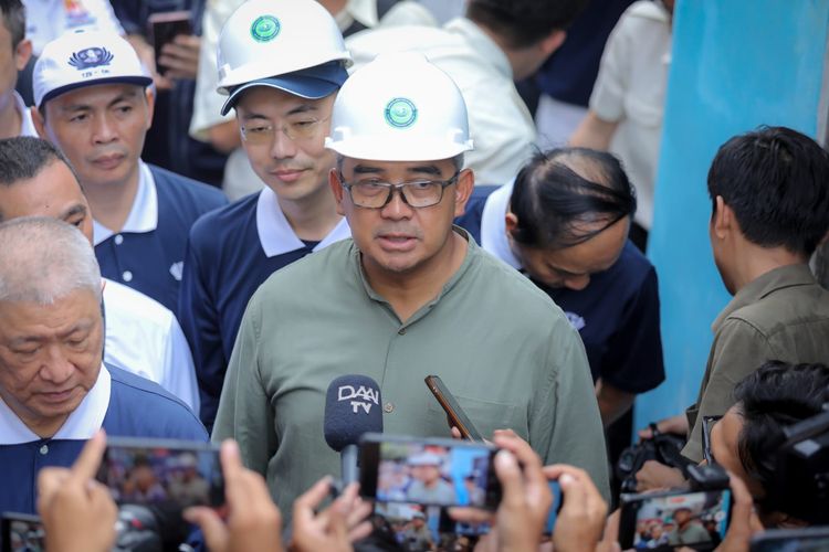 Wali Kota Bandung Muhammad Farhan pada kegiatan Kick Off Peresmian 500 Rutilahu Kota Bandung berlangsung di Ruko Plaza Pagarsih Jalan Pagarsih, Kecamatan Bojongloa Kaler pada Sabtu (3/5/2025).