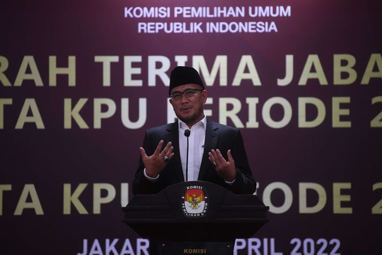 Ketua Komisi Pemilihan Umum (KPU) periode 2022-2027 Hasyim Asy'ari memberikan pidato usai serah terima jabatan di Gedung KPU, Jakarta, Selasa (12/4/2022).