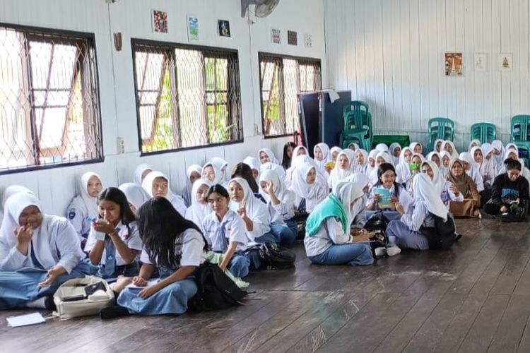 Kekurangan Meja dan Kursi, Siswa SMAN 1 Bulutaba di Pasangkayu Terpaksa Lesehan
