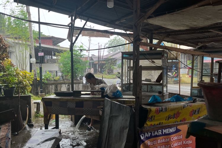 Belum Selesai Bersihkan Lumpur sisa Banjir, Warga Padang Sudah Dibuat Cemas dengan Turunnya Hujan