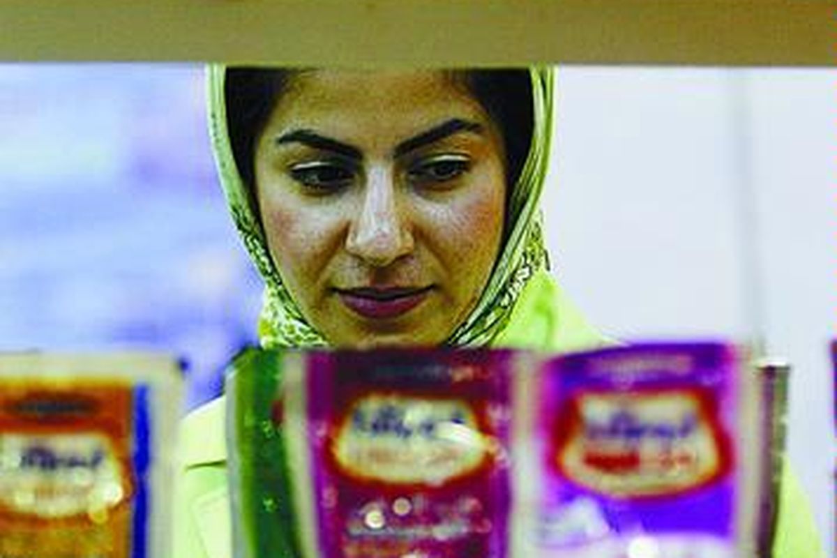 Beragam produk mulai dari makanan, minuman, kosmetik, hingga produk investasi yang bersertifikasi halal dipamerkan dalam Indonesia International Halal Exhibition 2008 di Balai Kartini, Jakarta, Kamis (3/7). Pameran yang diikuti peserta dari Indonesia dan sejumlah negara, seperti Iran, Bahrain, Malaysia, tersebut berlangsung hingga 6 Juli 2008.  