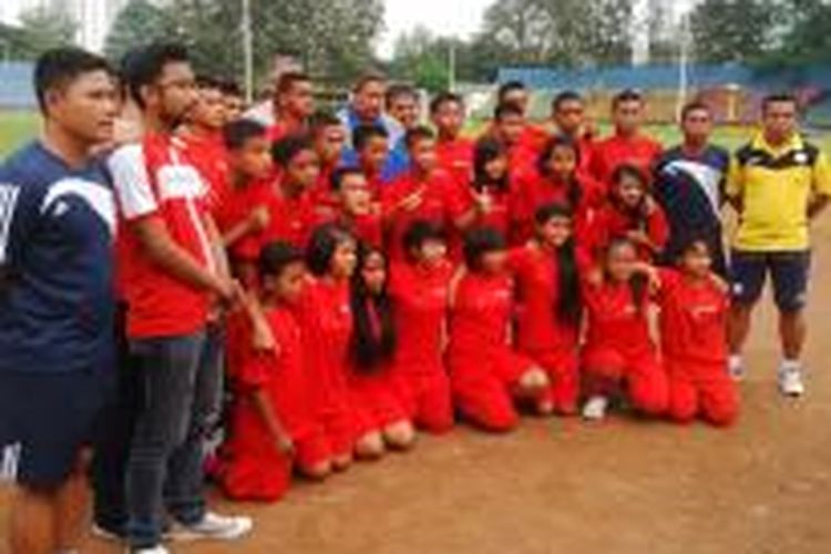 Presiden Susilo Bambang Yudhoyono bersama Menteri Pemuda dan Olahraga, Roy Suryo, berpose bersama skuad Garuda Baru yang bakal berangkat ke Rio De Jainero, Brasil, untuk mengikuti Piala Dunia anak jalanan atau Street Child Soccer World Cup (SCWC) 2014. 