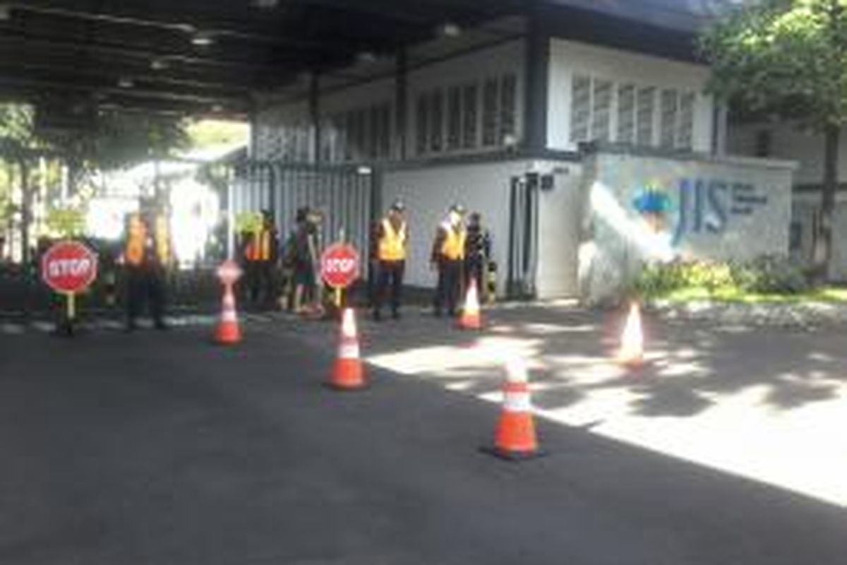 Suasana di depan gerbang Jakarta International School (JIS), Jalan Terogong Raya, Cilandak, Jakarta Selatan, Selasa (22/4/2014).