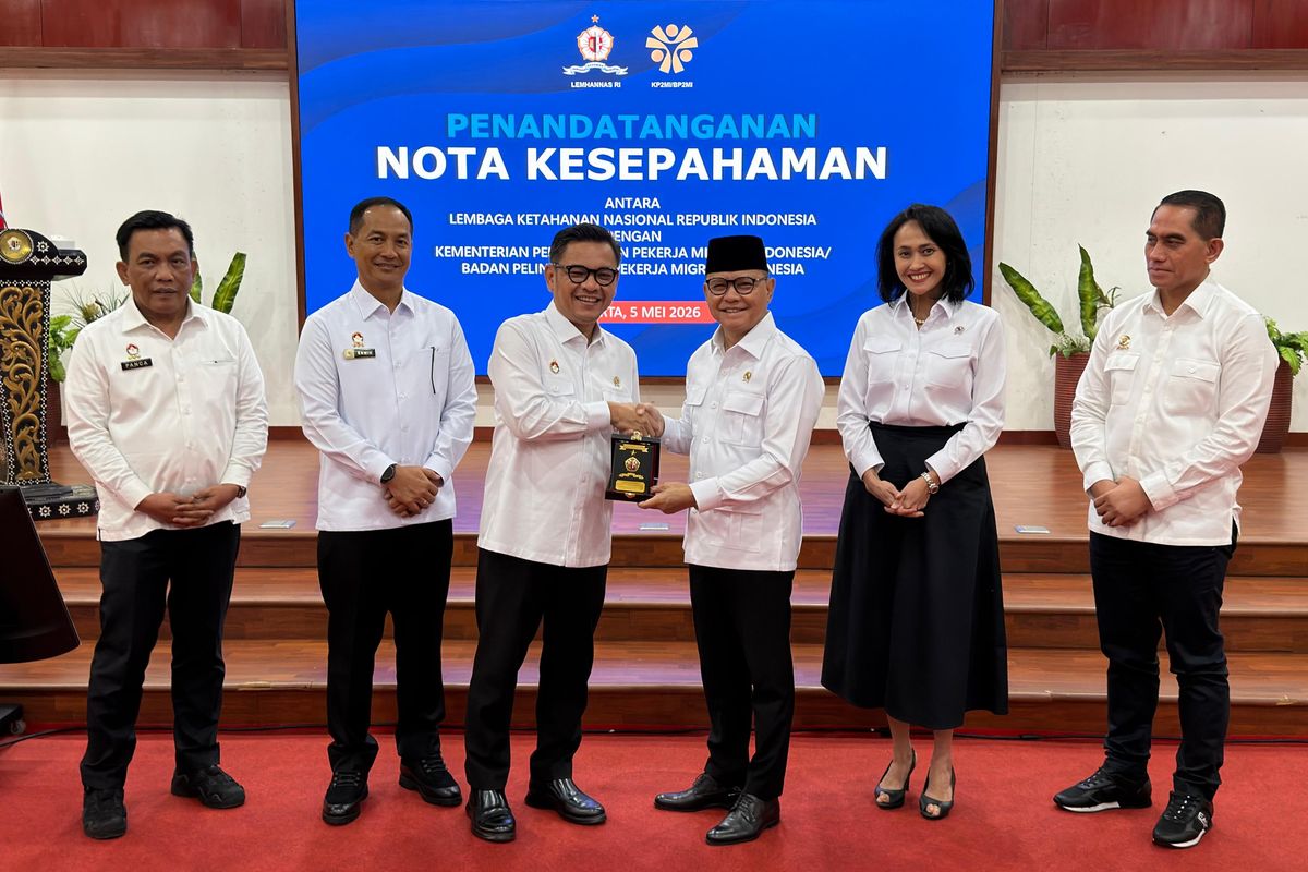 Menteri P2MI Mukhtarudin dan Gubernur Lemhannas RI TB Ace Hasan Syadzily dalam penandatanganan nota kesepahaman (MoU) terkait penguatan wawasan kebangsaan PMI di Jakarta Pusat, Selasa (5/5/2026).
