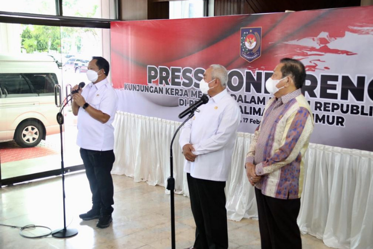 Mendagri Muhammad Tito Karnavian usai memimpin Rapat Koordinasi di Balaikota Balikpapan. 

