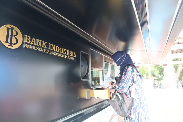 Masyarakat memanfaatkan layanan kas keliling di Alun-alun Barat Kota Serang, Banten untuk menukarkan uang. Bank Indonesia Banten menyiapkan Rp3,6 trilun uang tunai selama periode Ramadhan hingga Idul Fitru 2023