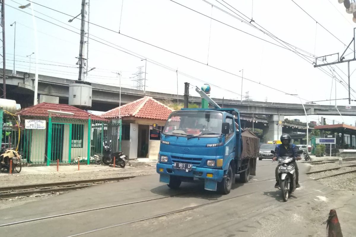 Kendaraan melintasi perlintasan KA tanpa palang di Stasiun Ancol