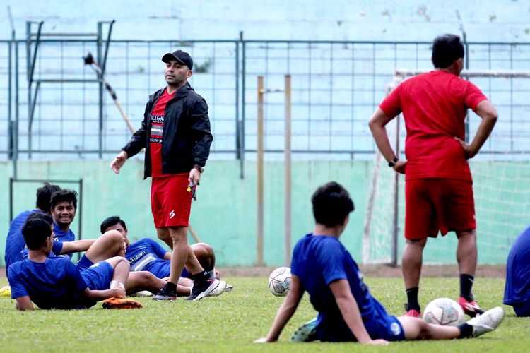 Pelatih asal Chile, Javier Roca saat memimpin latihan perdana bersama tim barunya Arema FC di Stadion Gajayana Kota Malang, Rabu (7/9/2022) sore.