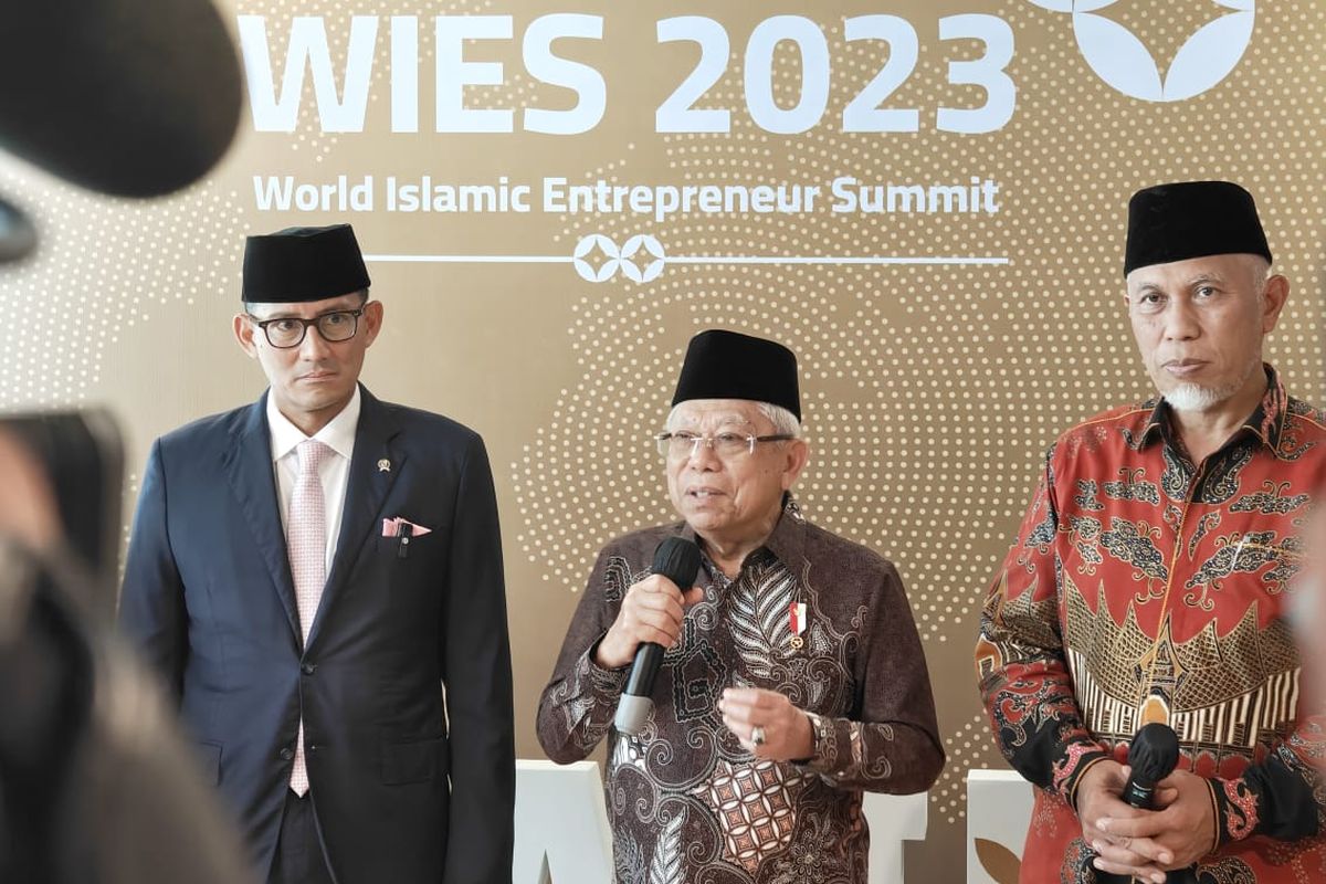 Wakil Presiden Ma'ruf Amin didampingi Menteri Pariwisata dan Ekonomi Kreatif Sandiaga Uno dan Gubernur Sumatera Barat Mahyeldi saat acara WIES 2023 di Padang, Sumatera Barat, Jumat (8/9/2023). 