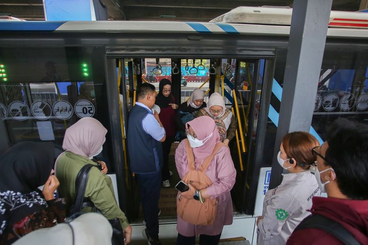 Penumpang bus TransJakarta turun dan naik bus jurusan Lebak Bulus - Sawangan usai peluncuran di Halte TransJakarta Lebak Bulus, Jakarta, Rabu (4/6/2025). Pemprov DKI Jakarta bekerja sama dengan Pemeritah Kota Depok membuka rute baru TransJakarta tujuan Lebak Bulus - Sawangan untuk memperluas jaringan transportasi umum di kawasan Jakarta dan sekitarnya. ANTARA FOTO/Muhammad Iqbal/rwa.