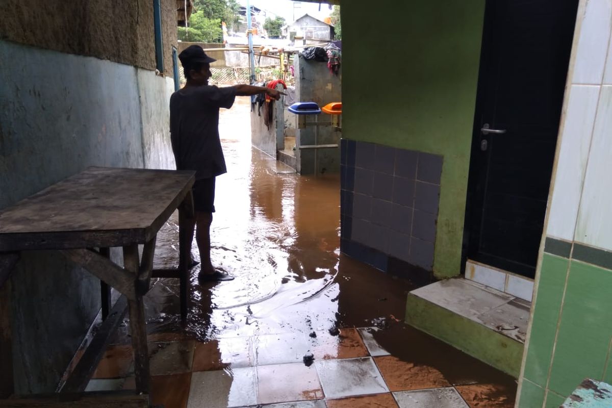 Keadaan rumah warga RW 008 Kampung Melayu saat banjir Minggu (23/2/2020)