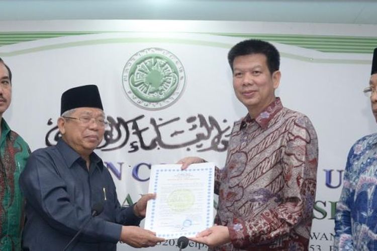 Aliuyanto sebagai pimpinan dan pemilik Solaria menerima sertifikat halal dari ketua MUI KH Ma'ruf Amin.
