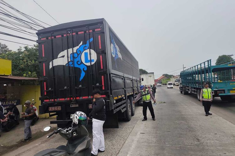 Tabrak Truk Tronton Parkir di Jalan Raya Cepiring Kendal, Pemotor Tewas